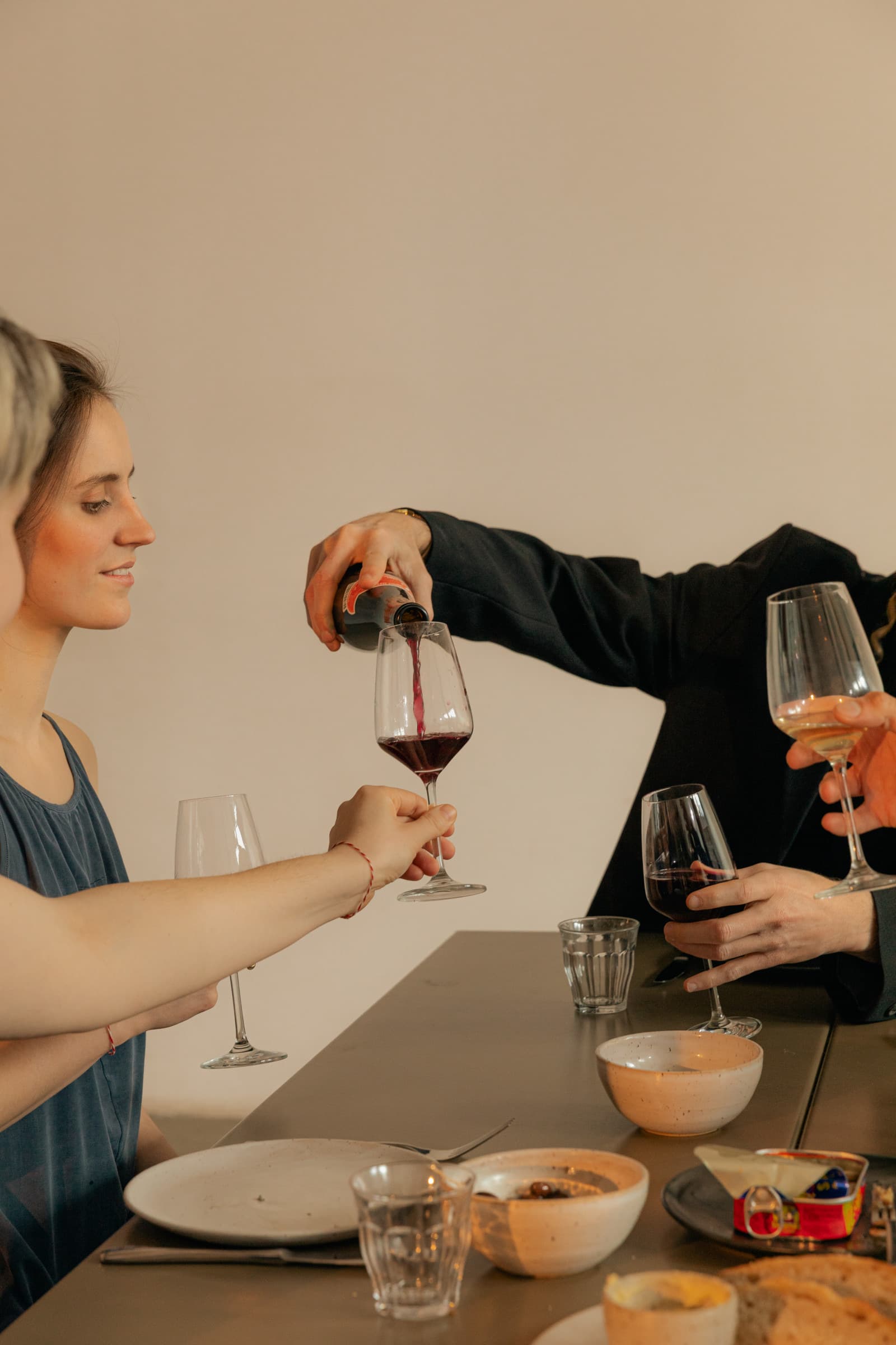 Een gast krijgt aan de bar een glas rode wijn ingeschonken