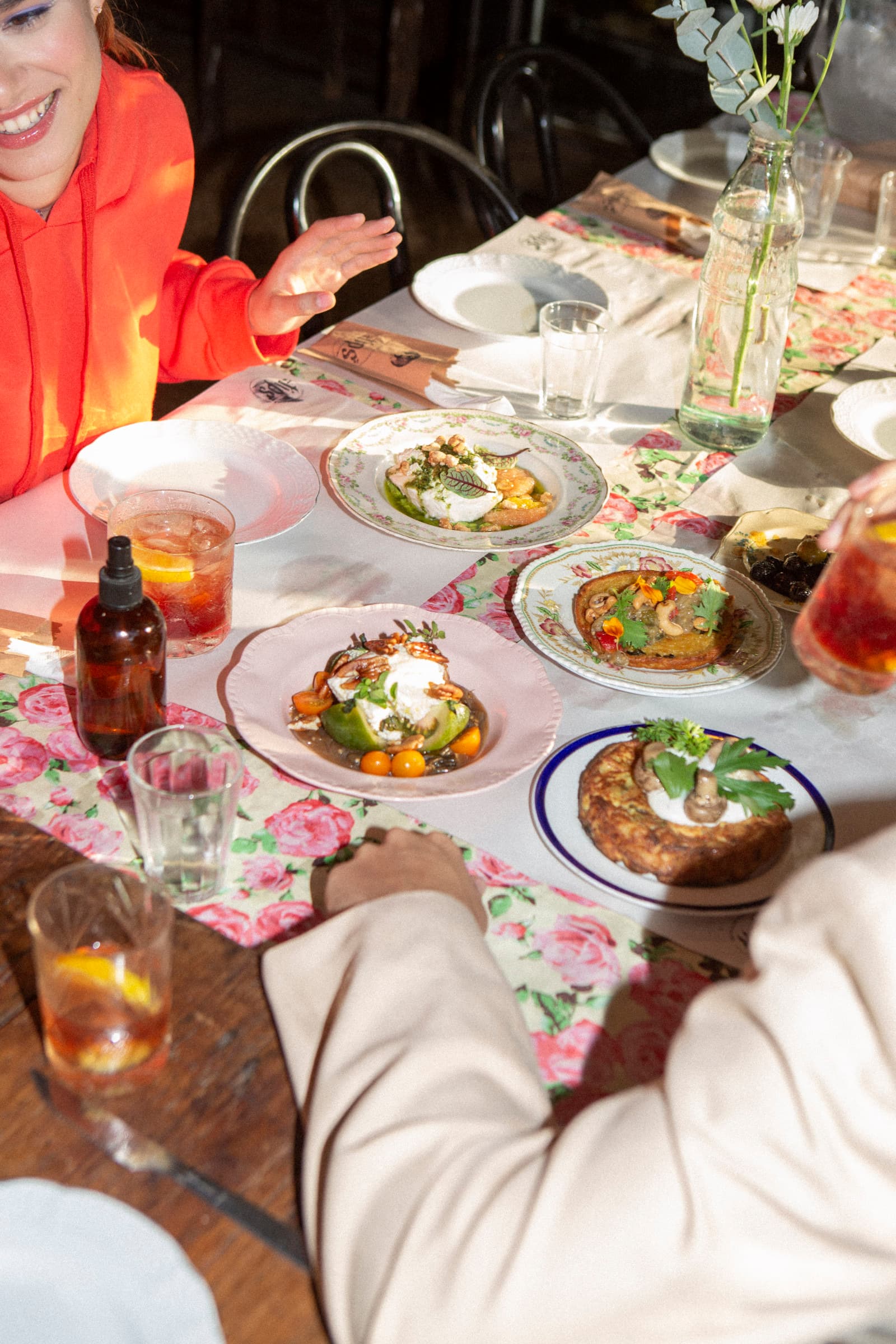 Een gedekte tafel met gerechten en drankjes in de zon